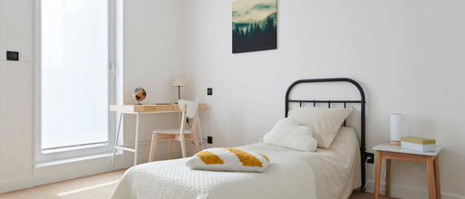 Home staging à Nantes d'une chambre enfant pour créer le coup de coeur avec lit bureau cadre coussin